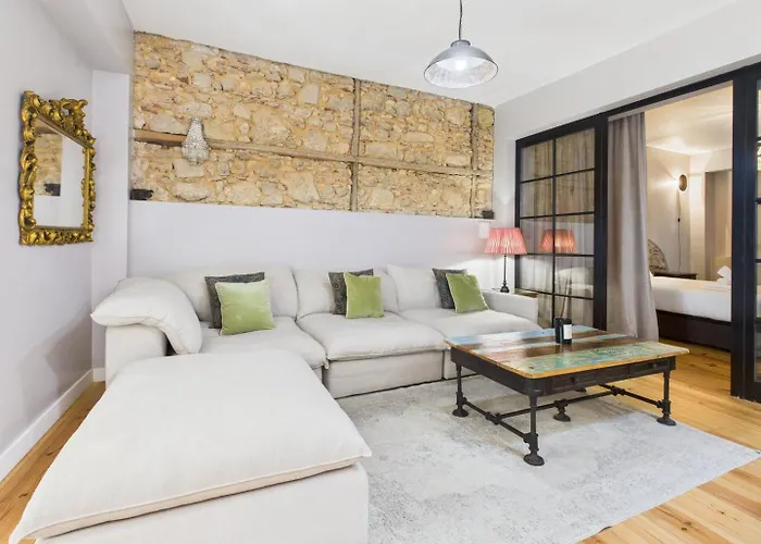 Charming 2br Townhouse In Mouraria | By Airnest Lissabon