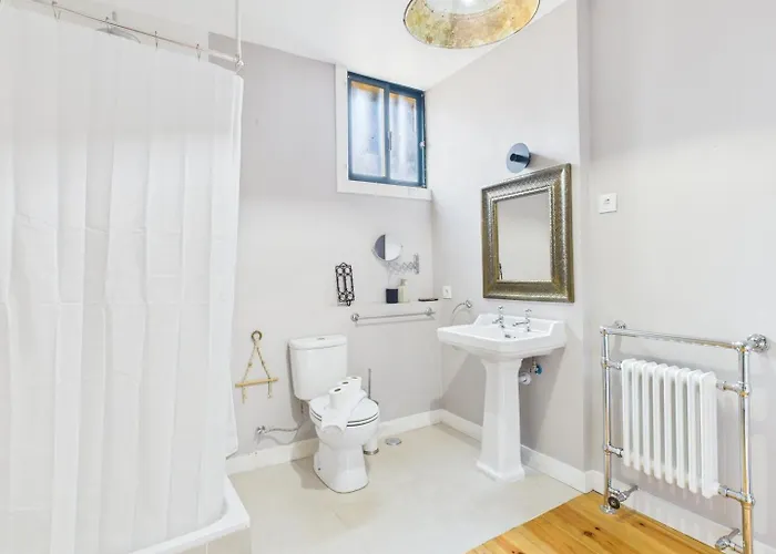 Charming 2br Townhouse In Mouraria | By Airnest * Lissabon