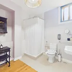 Vakantiehuis Charming 2br Townhouse In Mouraria | By Airnest *