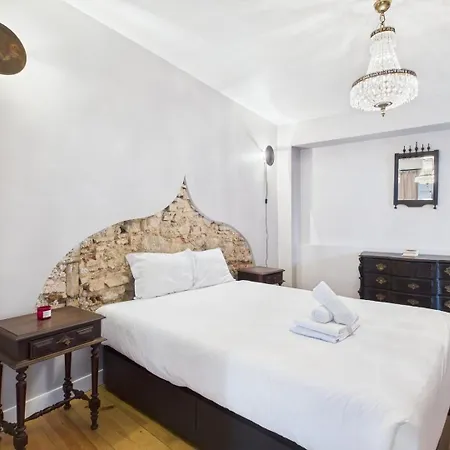 Charming 2br Townhouse In Mouraria | By Airnest * 리스본