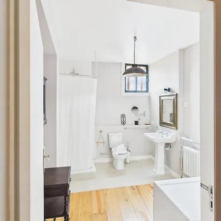 Charming 2br Townhouse In Mouraria | By Airnest 度假居